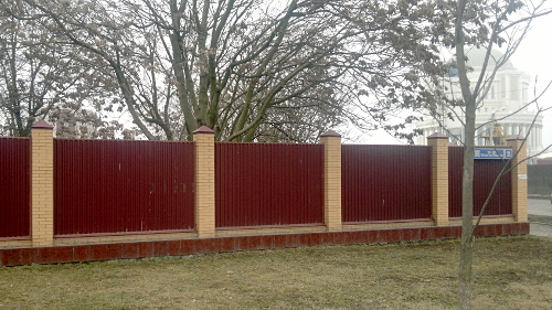 Грозный, улица имени шейха Али Митаева, 13 февраля 2014 г. Глухой забор, которым обнесен Мемориал жертвам депортации 1944 года. Фото "Кавказского узла"
