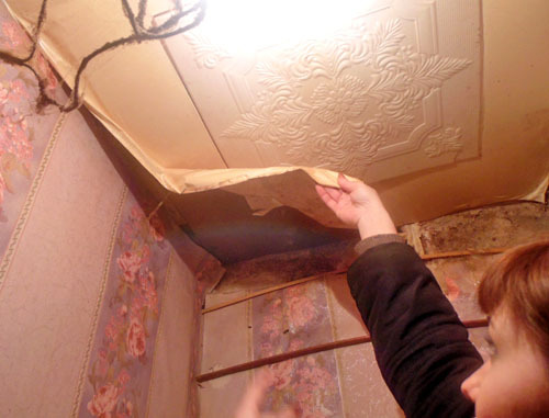 Щели на потолках и стенах появляются постоянно, обои на стенах не держатся. Астрахань, февраль 2014 г. Фото Елены Гребенюк для "Кавказского узла"