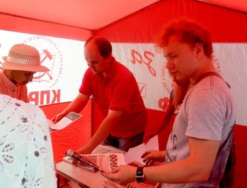 Красная палатка областного отделения КПРФ. Волгоград, 12 июня 2014 г. Фото Татьяны Филимоновой для "Кавказского узла" Красная палатка областного отделения КПРФ. Волгоград, 12 июня 2014 г. Фото Татьяны Филимоновой для "Кавказского узла"