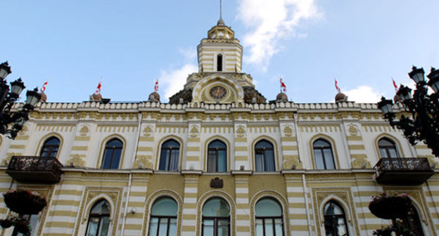 Грузия, бывшее здание Мэрии Тбилиси. 26 апреля 2009 года. Фото "Кавказского Узла"