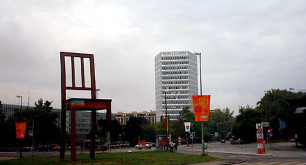 Женева, памятник пострадавшим от противопехотных мин, установленный у входа в отделение ООН. Фото с сайта http://tours.ru