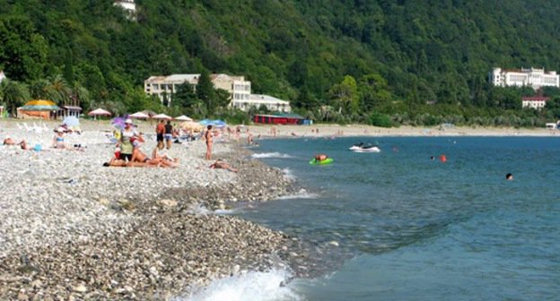 Пляж в Старой Гагре, Абхазия. Фото с сайта www.turizm.ru