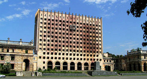 Разрушенный дом правительства Абхазии, 2006 год. Фото с сайта http://en.wikipedia.org