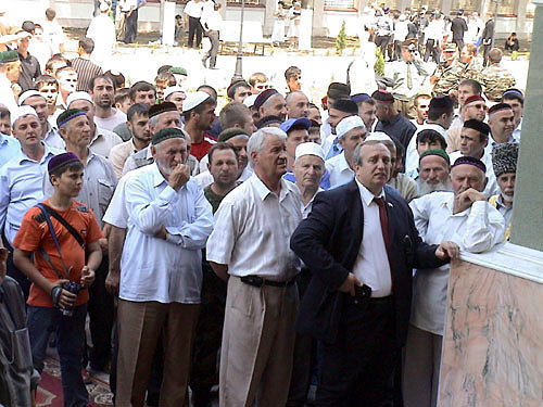 Чечня, Гудермес, на открытии мечети имени Джабраила Ямадаева в 2005 году. Фото с сайта www.chechnyafree.ru
