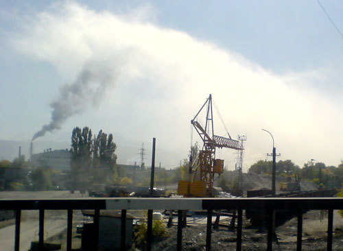 Владикавказ, 5 октября 2009 года, выброс завода ОАО "Электроцинк" (слева). Фото "Кавказского Узла"