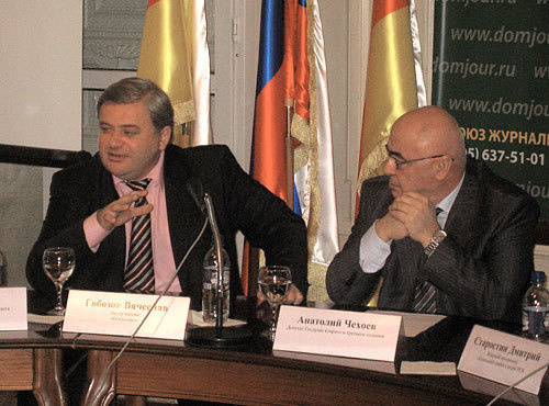 Анатолий Чехоев, депутат Государственной Думы Российской Федерации второго и третьего созывов, экс-секретарь Югоосетинского обкома Компартии Грузии, депутат Верховного Совета СССР в 1989-1991 годах (справа). "Круглый стол" "Южная Осетия. Война. Мир. Неизвестность", посвященный 20-летней годовщине начала грузино-осетинского конфликта. 23 ноября Центарльный дом журналиста, Москва. Фото "Кавказского Узла"
