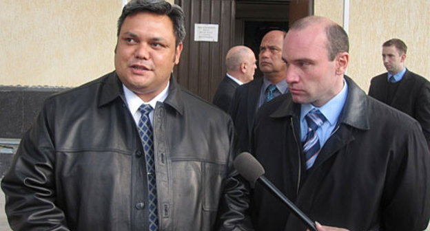 Кирен Кеке (слева) перед зданием парламента РЮО. Цхинвал, 12 декабря 2009 года. Фото "Кавказского Узла"