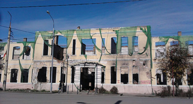 Цхинвал, здание университета. Ноябрь 2009 года. Фото "Кавказского Узла"