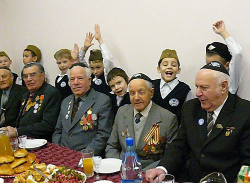 Ветераны принимают участие в игре "Аты-баты, шли солдаты". Волгоградская синагога, 9 февраля 2010 года. Фото "Кавказского Узла"