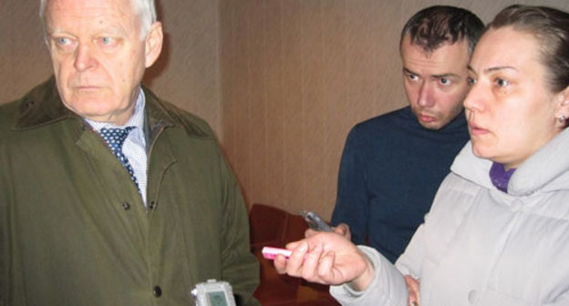 Верховный комиссар Совета Европы по правам человека Томас Хаммарберг (слева) на встрече с журналистами в Цхинвале. 28 февраля 2010 года. Фото "Кавказского Узла"