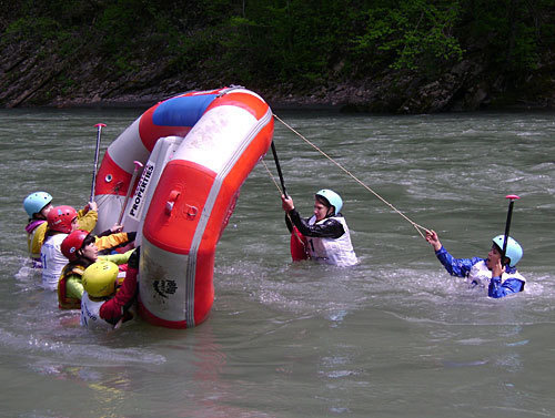 Ежегодные весенние спортивно-туристские игры "Интерралли Белая". Женская команда Славянска-на-Кубани. Поселок Хамышки, река Белая, 1 мая 2010 года. Фото "Кавказского Узла"