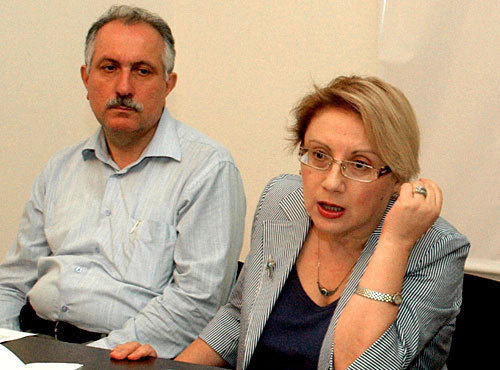 Бакинский медиа-центр, презентация обращения представителей гражданского общества Азербайджана в международные структуры о пытках в стране. Директор Института мира и демократии Лейла Юнус и директор информационного агенства "Туран" Мехман Алиев. 19 мая 2010 года. Фото "Кавказского Узла" Бакинский медиа-центр, презентация обращения представителей гражданского общества Азербайджана в международные структуры о пытках в стране. Директор Института мира и демократии Лейла Юнус и директор информационного агенства "Туран" Мехман Алиев. 19 мая 2010 года. Фото "Кавказского Узла"