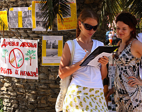 Сбор подписей на пикете в защиту природы черноморского побережья в г. Сочи, 19 июня 2010 года. Фото "Кавказского Узла"