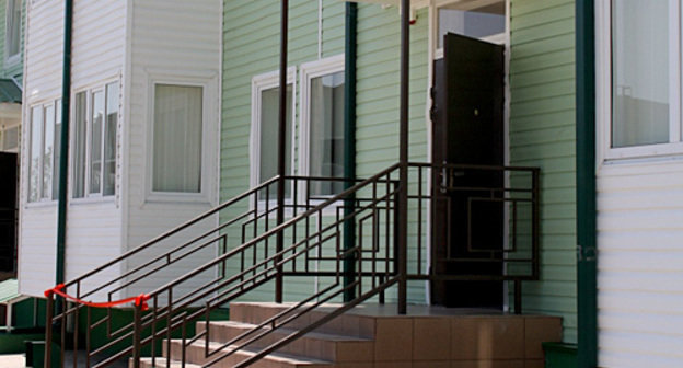 Жилой корпус для семей военнослужащих 4-ой военной базы Минобороны РФ, дислоцирующейся на территории Южной Осетии. 30 июля 2010 года. Фото "Кавказского узла"