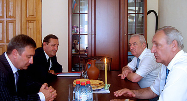 Президент Абхазии Сергей Багапш (на переднем плане справа) и посол Южной Осетии Роберт Кокоев (на переднем плане слева). Сухум, 8 августа 2010 года. Фото "Кавказского узла" 