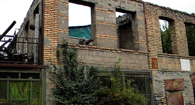 Пострадавшие дома в результате бомбежек в августе 2008 года. Южная Осетия, Цхинвал, октябрь 2009 года. Фото "Кавказского узла"