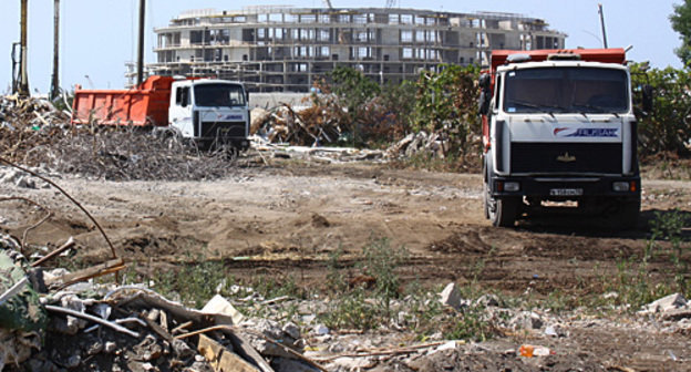 Снос домов жителей Имеретинской низменности под строительство Центрального стадиона, г. Сочи. 4 августа 2010 года. Фото "Кавказского узла"