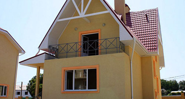 Дом в селе Некрасовское для переселенцев из Имеретинской низменности. Сочи, Адлерский район, 4 августа 2010 года. Фото "Кавказского узла"