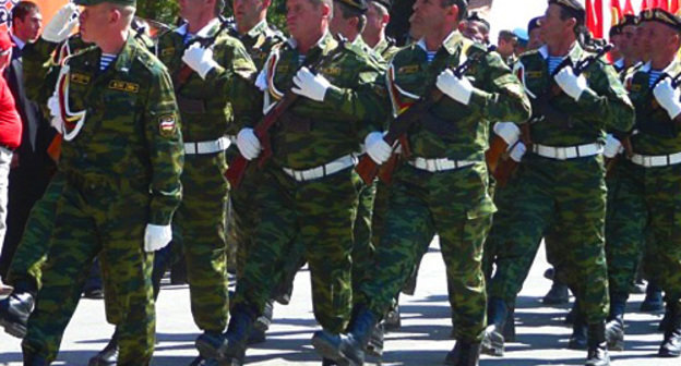 Военный парад Цхинвальского гарнизона в честь Двадцатой годовщины провозглашения независимости республики Южная Осетия. Цхинвал, 20 сентября 2010 года. Фото "Кавказского узла"