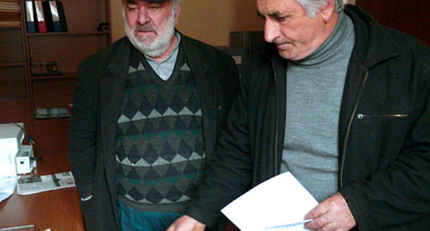 Жители Ленингорского района получают временные удостоверения личности формы №9. Южная Осетия, декабрь 2010 года. Фото "Кавказского узла"