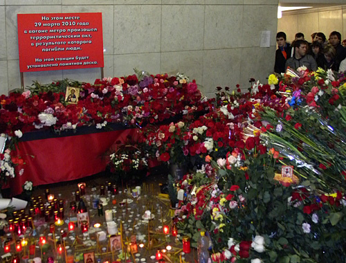 Цветы в память жертвам теракта на станции метро "Лубянка" в Москве, 30 марта 2010 года. Фото "Кавказского узла"