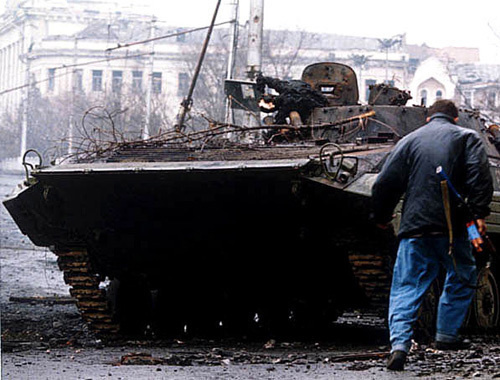 Сожженный российский БМП в Грозном, Первая чеченская война, январь 1995 года. Фото: Михаил Евстафьев, http://commons.wikimedia.org