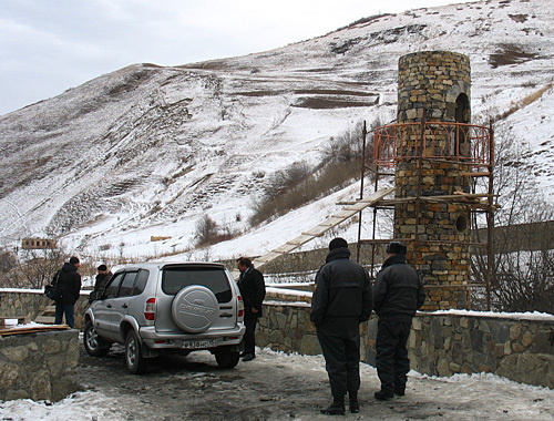 Жители селения Верхний Фиагдон у строящегося минарета во дворе дома Руслана Рубаева, 6 февраля 2011 года. Заур Фарниев для "Кавказского узла"