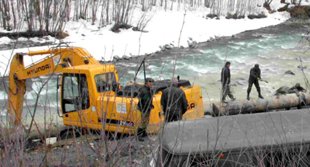 Восстановительные работы на шестом километре основной трубы водовода Едис- Цхинвал в районе населенного пункта Ванел Дзаусского района Южной Осетии. 28 марта 2011 г. Фото "Кавказского узла"