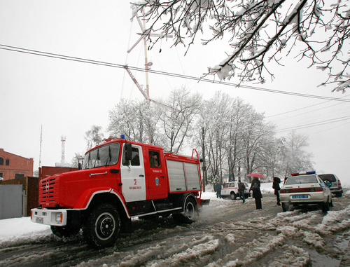 Сотрудники МЧС, милиции и специалисты, прибывшие для осмотра поврежденной башни. Северная Осетия, г. Владикавказ, 13 апреля 2011 г. Фото Казбека Басаева для "Кавказского узла".