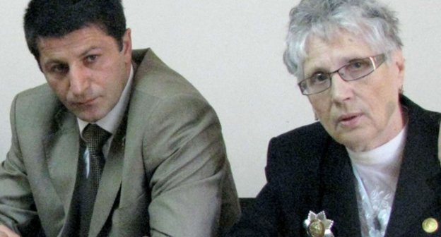 Валентина Шумлянская (справа), руководитель всех проектов Воронеж-Цхинвал при областной общественной Ассоциации "Асса", на встрече с членами Общественной палаты Южной Осетии. Южная осетия, Цхинвал, 23 мая 2011 г. Фото "Кавказского узла"