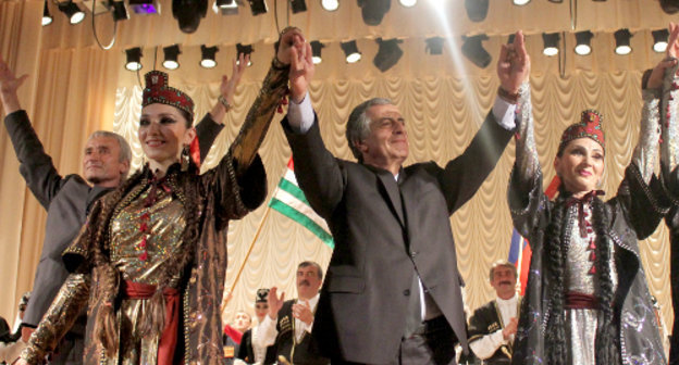 Совместный концерт Государственного ансамбля народного танца Республики Абхазия "Кавказ" и Государственного ансамбля песни и танца Республики Южная Осетия "Симд". На фото в центре - художественный руководитель "Кавказа" Кандид Тарба в окружении танцоров. Абхазия, Сухум, 23 мая 2011 г. Фото "Кавказского узла"