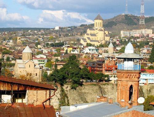 Мечеть и христианские храмы старого Тбилиси. 2005 г. Фото: Таля Крашенинникова (http://iris-ibericus.livejournal.com) Мечеть и христианские храмы старого Тбилиси. 2005 г. Фото: Таля Крашенинникова (http://iris-ibericus.livejournal.com)