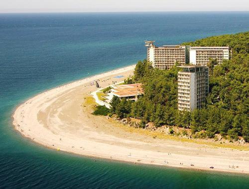 Курорт Пицунда, Абхазия. Фото с официального туристического сайта Республики Абхазия (http://abkhazia.travel), © Государственный комитет Республики Абхазия по курортам и туризму Курорт Пицунда, Абхазия. Фото с официального туристического сайта Республики Абхазия (http://abkhazia.travel), © Государственный комитет Республики Абхазия по курортам и туризму