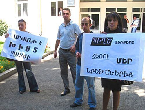 Члены ванадзорского филиала общественной организации "Надежда и помощь" проводят акцию под лозунгами "Прочь грязные руки от наших детей!" и "Достоин сурового наказания" у здания суда общей юрисдикции города Ванадзора, где продолжается судебный процесс по делу Сероба Тер-Погосяна. Армения, 30 августа 2011 г. Фото: HETQ.am