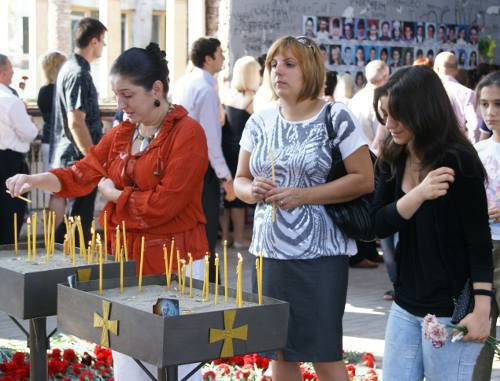  Жители Северной Осетии вспоминают  жертв террористического акта в бесланской средней школе №1. Беслан, 1 сентября 2011 г. Фото Владимира Иванова