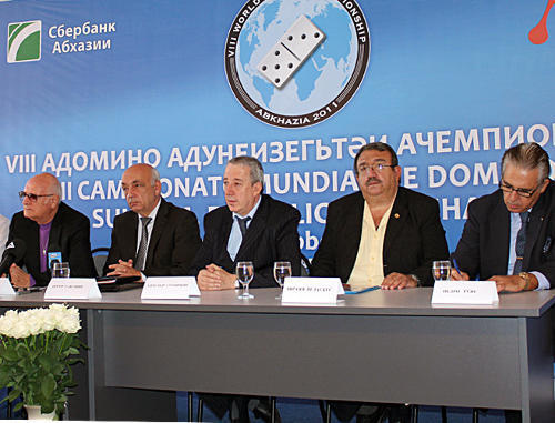 Слева направо: президент МФД Лукас Гиттард,  президент федерации домино Абхазии Артур Габуния, вице-премьер
 Александр Страничкин, президент федерации домино Венесуэлы Эфрайн  Веласкес, президент федерации домино Испании Педро Руис на пресс-конференции в Абхазии. Сухум, 8 сентября 2011 г. Фото "Кавказского узла" 