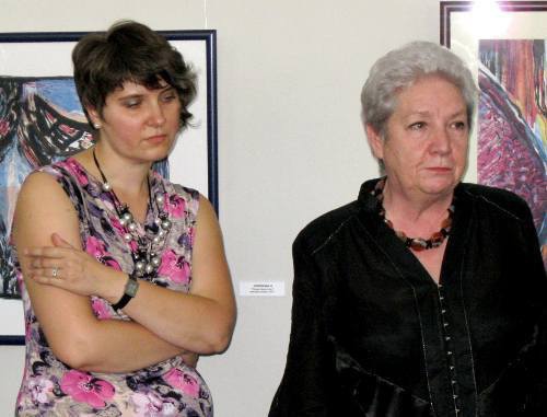  Наталья Соколова и Надежда Павлова  в  выставочном зале Национального музея республики Северная Осетия.  Владикавказ. 9 сентября 2011 г. Фото "Кавказского узла"
