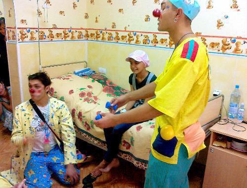 Ростов-на-Дону, 16 сентября 2011 г. Константин Седов и Вадим Ларченко - больничные клоуны из организации "Больничная клоунада" - в отделении детской онкологии РНИОИ. Фото "Кавказского узла" Ростов-на-Дону, 16 сентября 2011 г. Константин Седов и Вадим Ларченко - больничные клоуны из организации "Больничная клоунада" - в отделении детской онкологии РНИОИ. Фото "Кавказского узла"
