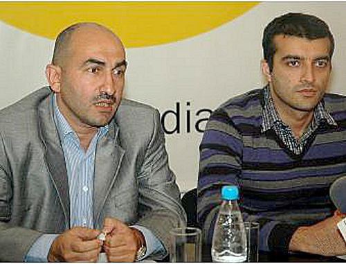 На пресс-конференции «Коалиции общественного контроля «Национальный превентивный механизм». Слева направо: глава Общественного объединения демократических учреждений и прав человека Эльчин Абдуллаев и координатор Клуба прав человека Расул Джафаров. Баку, 20 сентября 2011 г. Фото ИА "ТУРАН" На пресс-конференции «Коалиции общественного контроля «Национальный превентивный механизм». Слева направо: глава Общественного объединения демократических учреждений и прав человека Эльчин Абдуллаев и координатор Клуба прав человека Расул Джафаров. Баку, 20 сентября 2011 г. Фото ИА "ТУРАН"