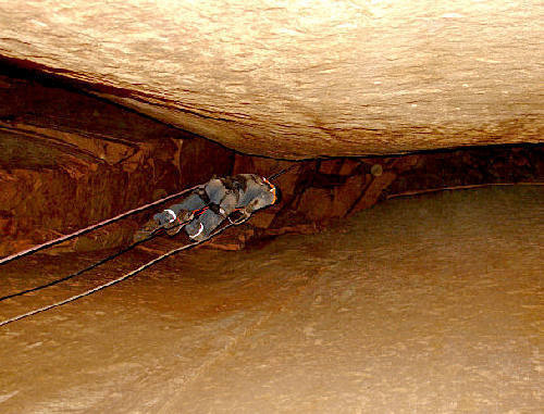 Спелеолог исследует пещеру, обнаруженную на одной из вершин в окрестностях селения Заюково Баксанского района Кабардино-Балкарии. Фото предоставлено Виктором Котляровым.