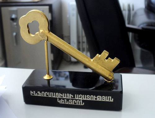 Золотой ключ ежегодной премии Центра свободы информации ''Золотой ключ и ржавый замок''. 28 сентября 2011 г. Фото со страницы председателя ЦИС Шушан Дойдоян на Facebook.com