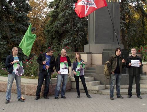 Акция в поддержку ливийского народа в Ростове-на-Дону. 9 октября 2011 года. Фото предоставлено организаторами мероприятия. Акция в поддержку ливийского народа в Ростове-на-Дону. 9 октября 2011 года. Фото предоставлено организаторами мероприятия.