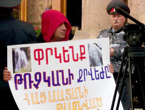 Апрес Зограбян, участник акции в защиту водопада Трчкан, у здания правительства Армении. Надпись на плакате: ''Спасем водопад Трчкан - красоту Армении''. Ереван, 20 октября 2011 г. Фото Армине Мартиросян для "Кавказского узла"