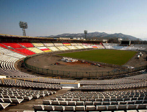 Северная  Осетия, Владикавказ, май 2011 г. Стадион "Спартак", на
котором "Алания" проводит свои домашние матчи. Фото Казбека Басаева