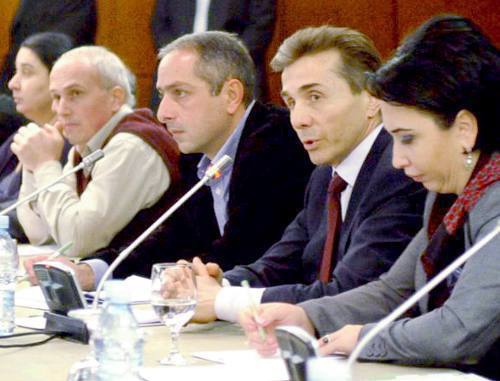 Бидзина Иванишвили (второй справа) на встрече с представителями неправительственных организаций. Тбилиси, 7 ноября 2011 г. Фото Нодара Цхвирашвили (RFE/RL)