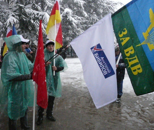 Члены молодежных организаций Южной Осетии с флагами на встрече кандидата в президенты Анатолия Бибилова с депутатами Госдумы РФ. Цхинвал, 7 ноября 2011 г. Фото Марии Котаевой для "Кавказского узла"