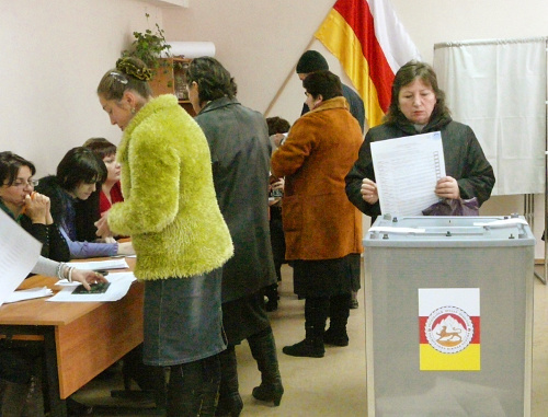 Голосование на избирательном участке №2 в Цхинвале. Выборы президента Южной Осетии. 13 ноября 2011 года. Фото Марии Котаевой для "Кавказского узла" Голосование на избирательном участке №2 в Цхинвале. Выборы президента Южной Осетии. 13 ноября 2011 года. Фото Марии Котаевой для "Кавказского узла"