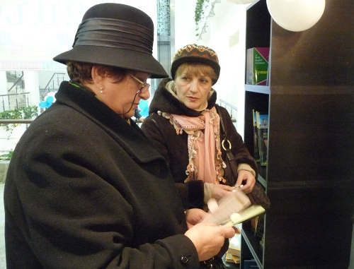  Выставка ‘’ Oбразование и Карьера EXPO 2011’’, павильон издательского центра ‘’Зангак’’.Мери Ованнисян покупает армянский алфавит с загадками и иллюстрациями для своей 4-летней внучки . Ереван, Армения, 15 ноября 2011 г. Фото Армине Мартиросян для "Кавказского узла"