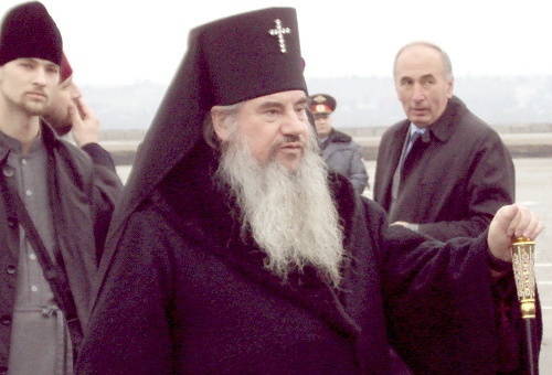  Архиепископ Владикавказский и Махачкалинский Зосима в
 аэропорту Владикавказа, 4 апреля 2011 г. Фото Эммы марзоевой для "Кавказского узла"