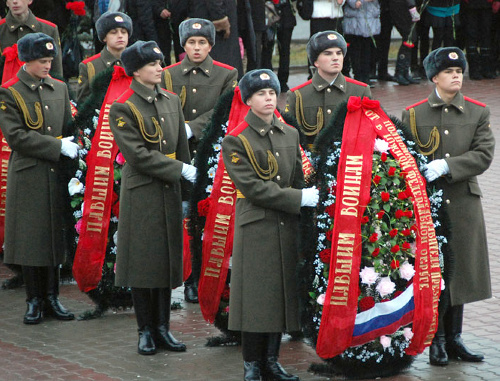 Возложение венков и цветов к мемориалу "Павшим войнам" в Ростове-на-Дону 30 ноября 2011 г. Фото с официального сайта Законодательного Собрания Ростовской области, www.zsro.ru Возложение венков и цветов к мемориалу "Павшим войнам" в Ростове-на-Дону 30 ноября 2011 г. Фото с официального сайта Законодательного Собрания Ростовской области, www.zsro.ru